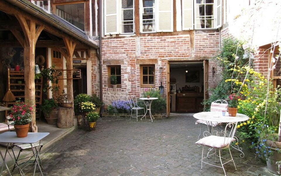 Chambres d'Hôtes A L'ecole Buissonniere, a Design Boutique