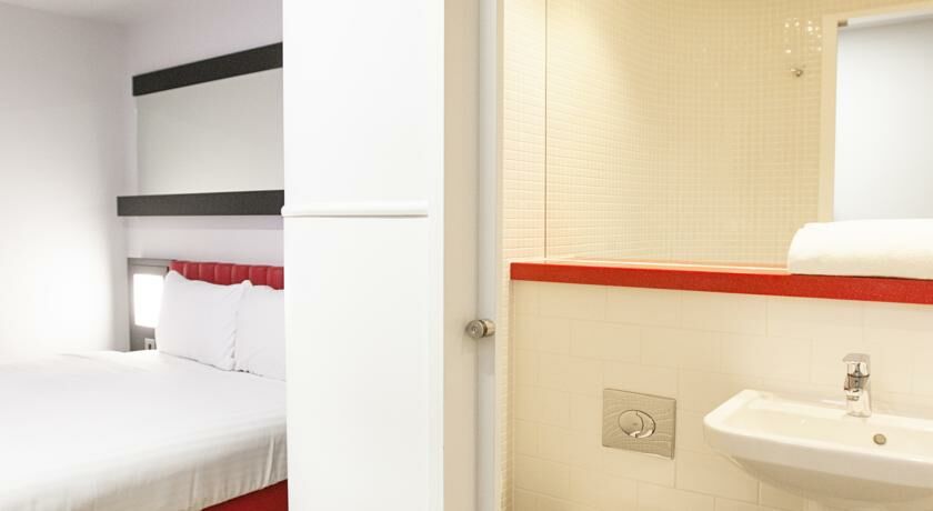 Tune Hotel Edinburgh No Window Room Tune Hotel Edinburgh No Window Room