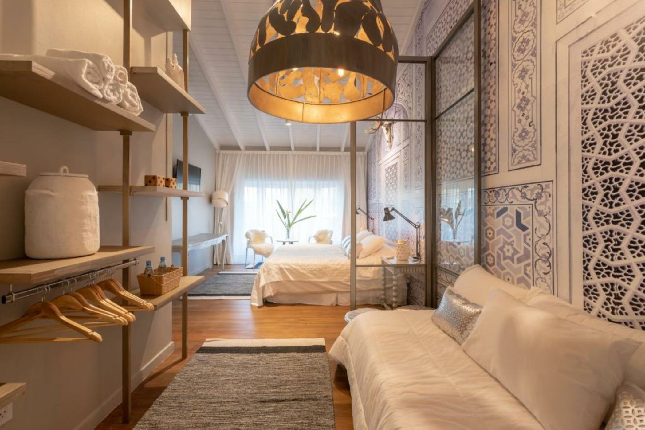 Onas Hostel & Suites