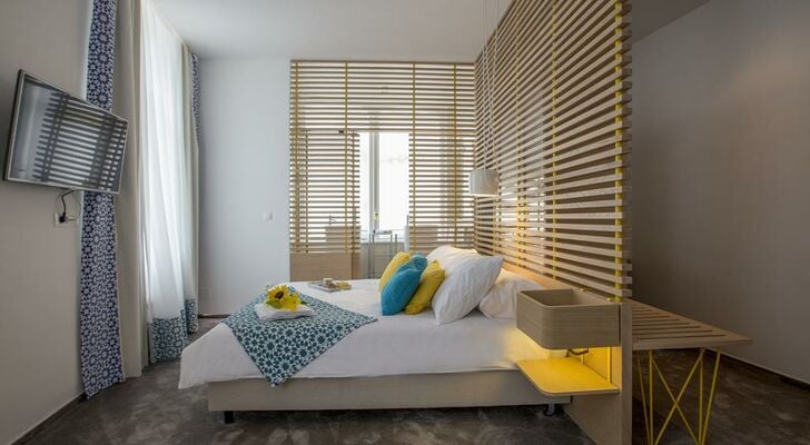 Bed & Atmosphere Rooms