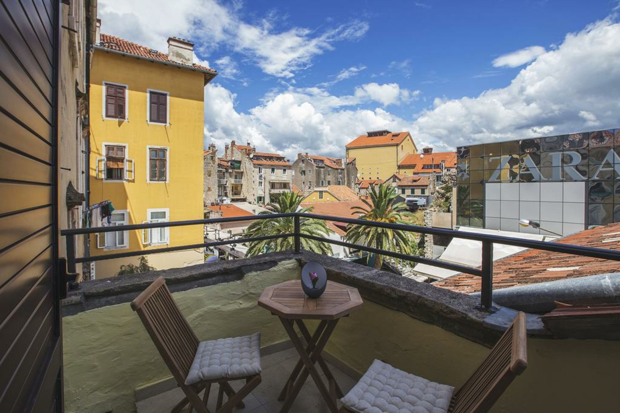 Bed & Atmosphere Rooms