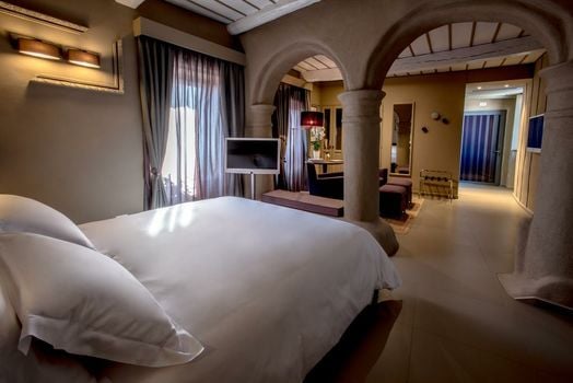 Uve Rooms & Wine Bar