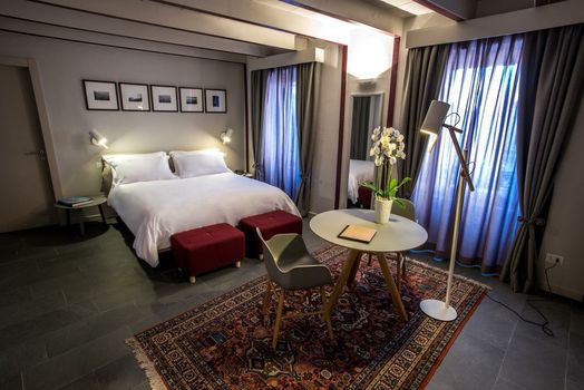 Uve Rooms & Wine Bar
