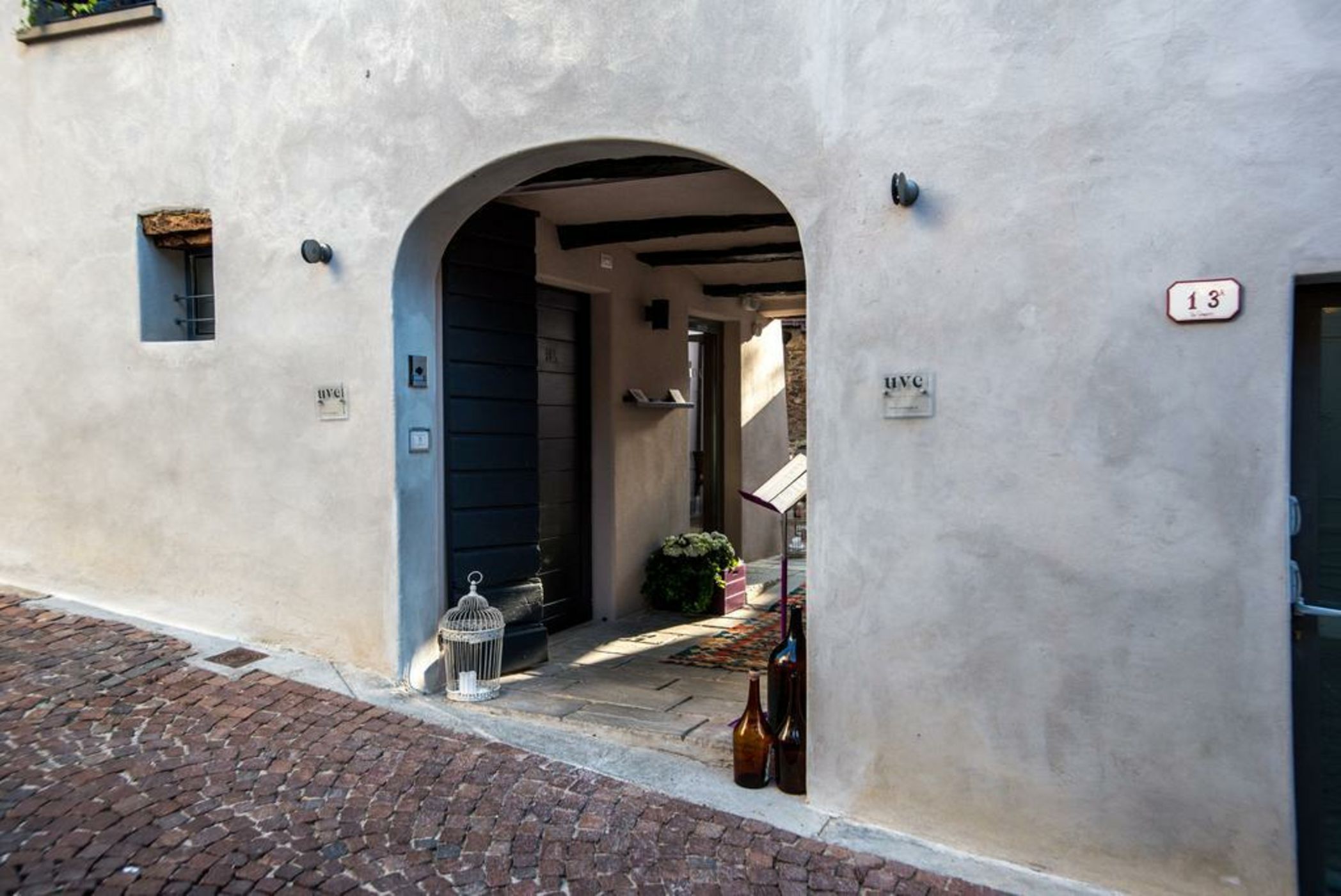 Uve Rooms & Wine Bar