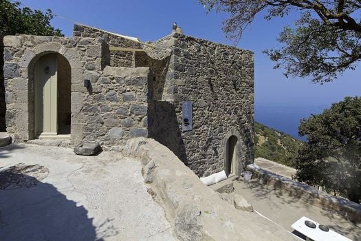Melanopetra