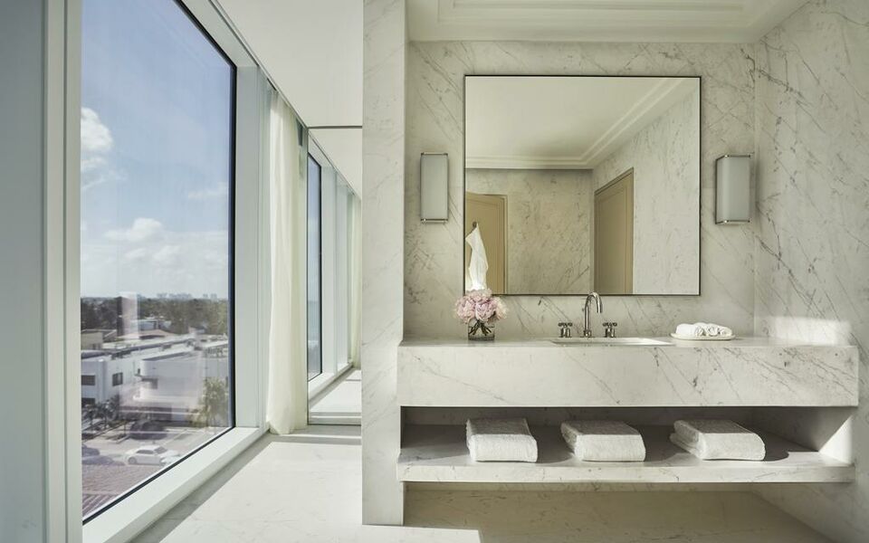 Four Seasons Hotel At The Surf Club A Design Boutique Miami Four Seasons Hotel At The Surf Club Miami Beach 17