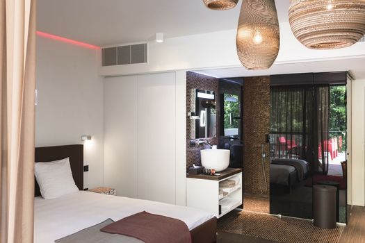 Lithium Bed, Zen & Breakfast