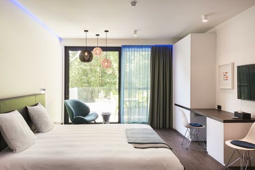 Lithium Bed, Zen & Breakfast