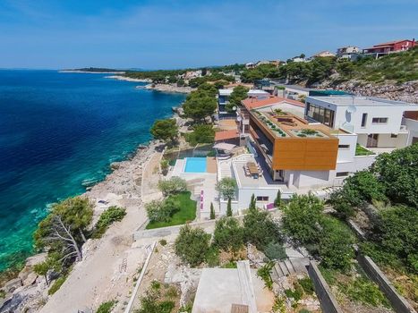Villa Gloss
