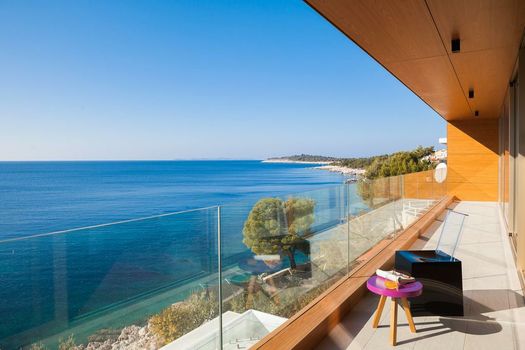 Villa Gloss