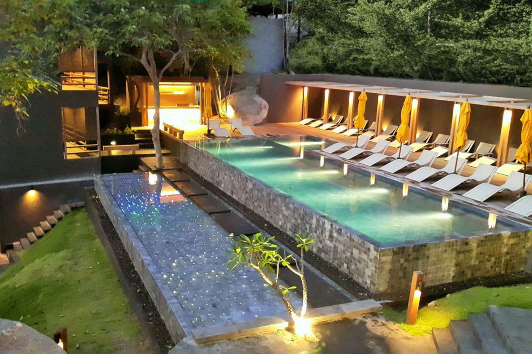 Beach Club by Haadtien