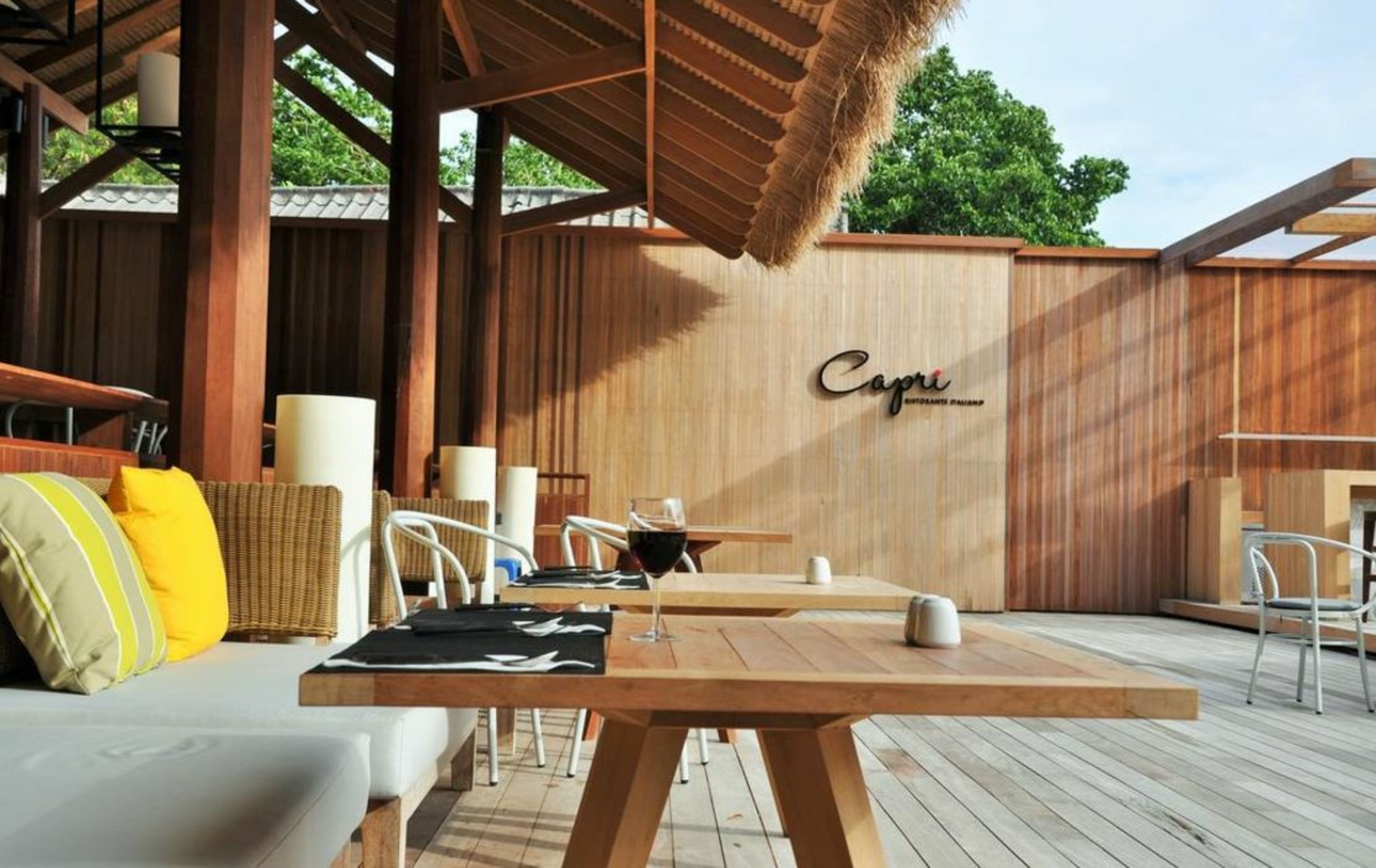 Beach Club by Haadtien