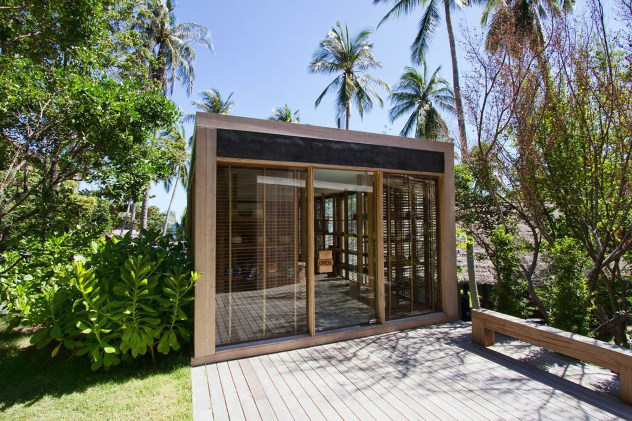 Beach Club by Haadtien