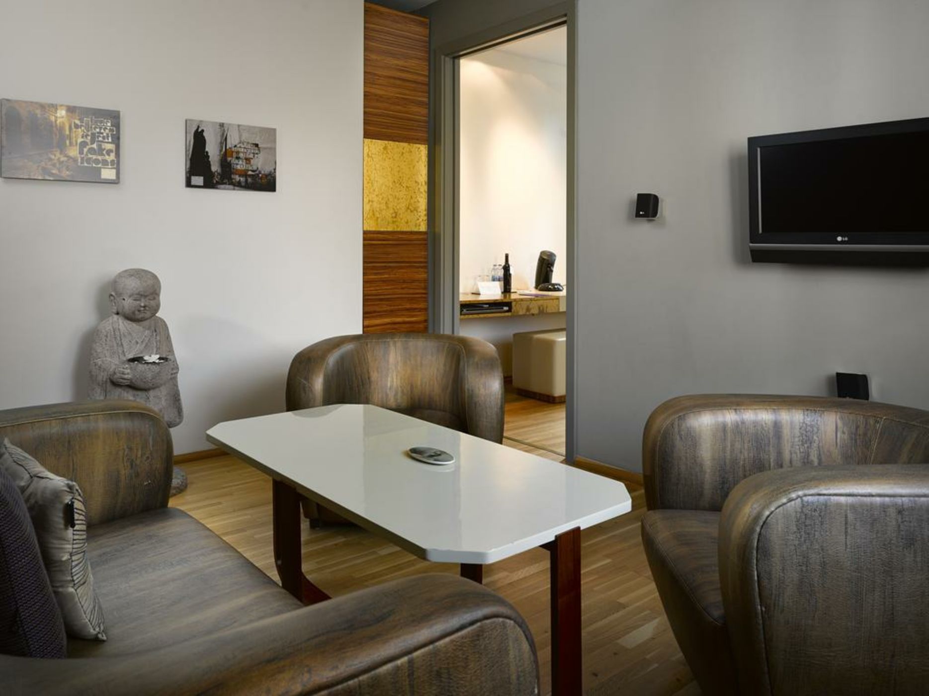 The ICON Hotel & Lounge