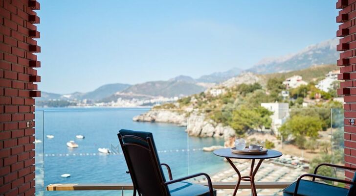 Maestral Resort & Casino