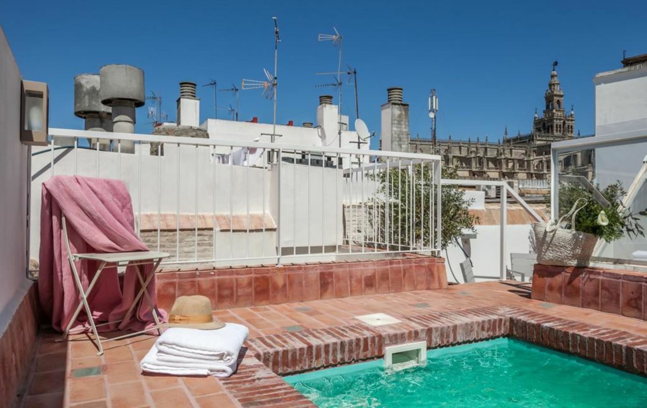 Tomas Ibarra Pool & Luxury