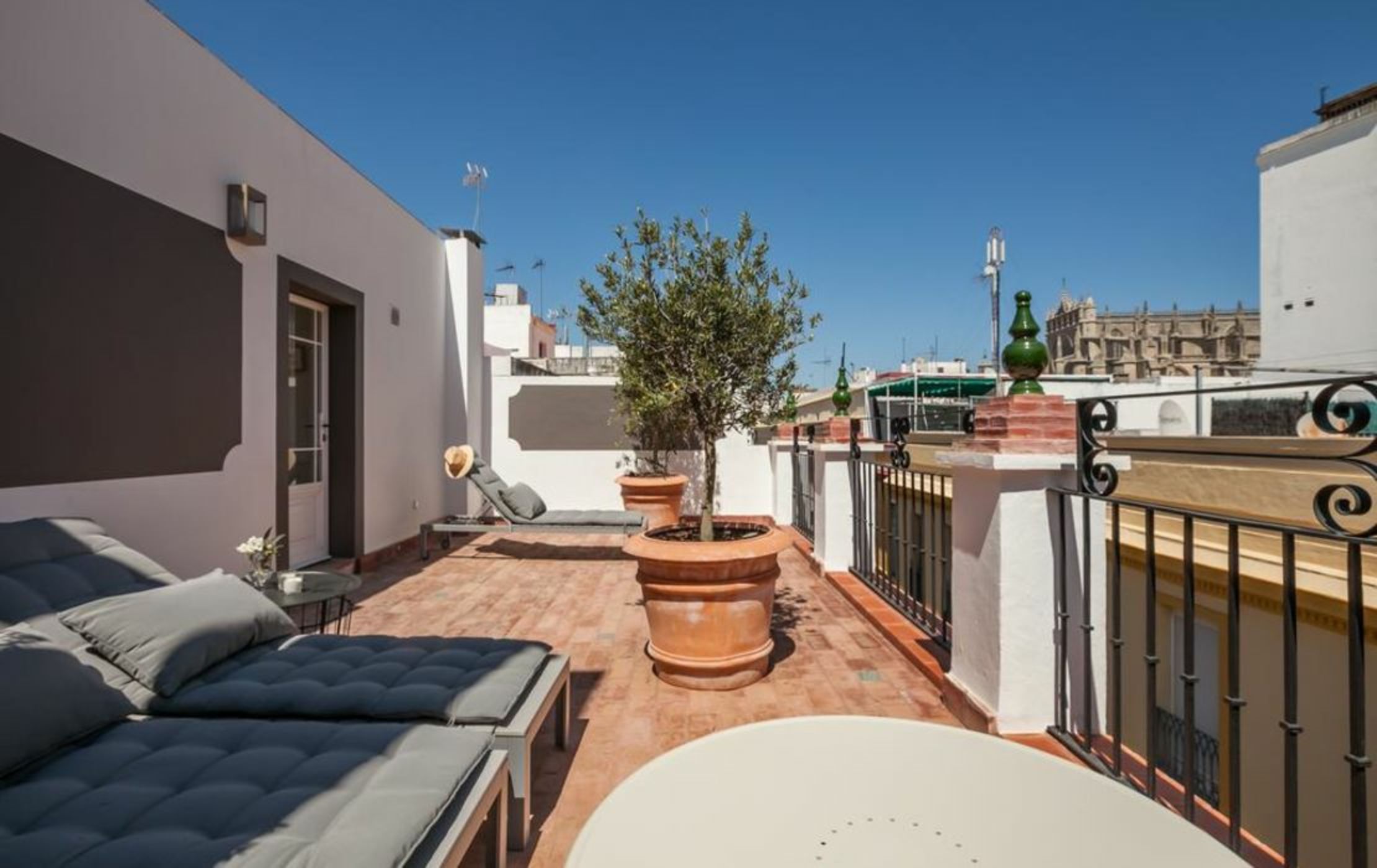 Tomas Ibarra Pool & Luxury