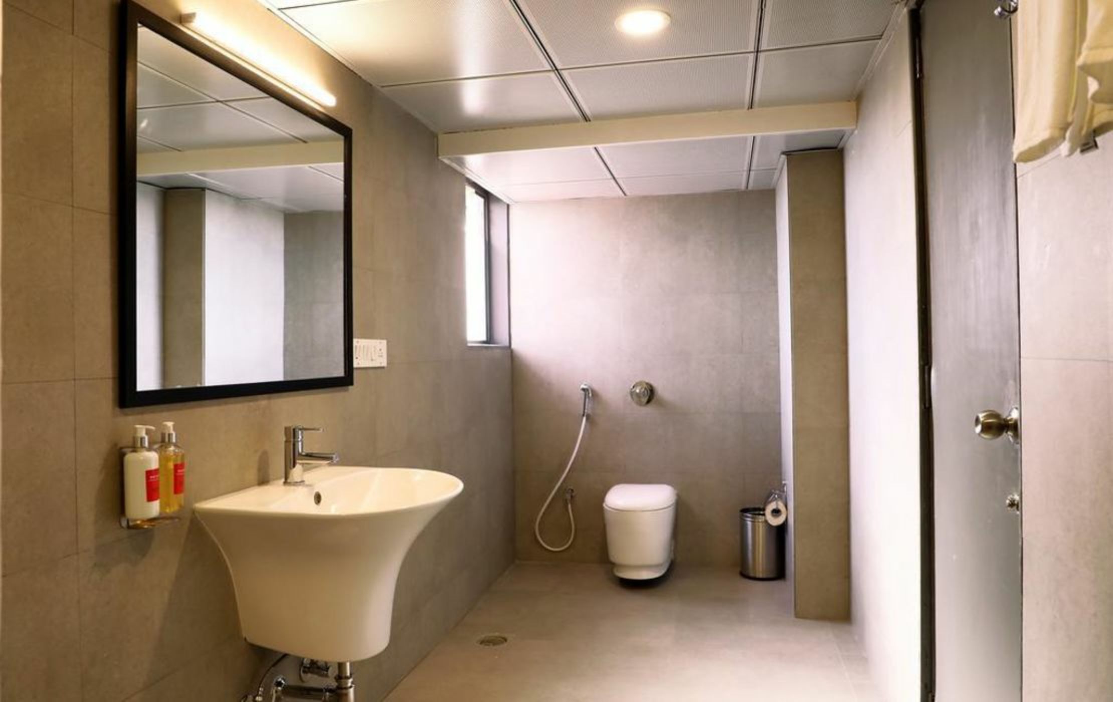 OYO Townhouse 021 Bombay Exhibition Centre