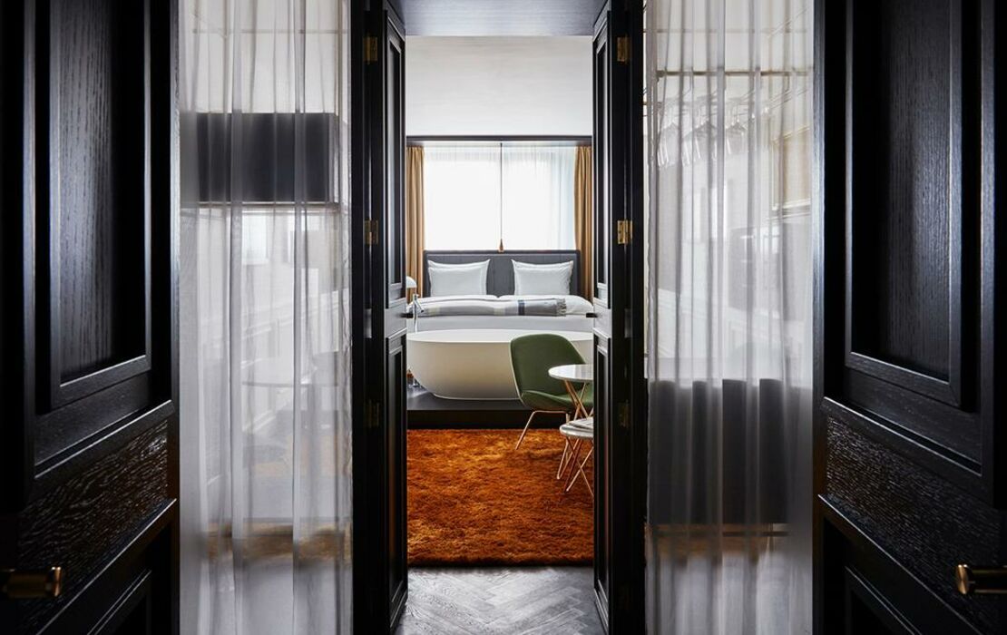 Roomers Munich, Autograph Collection