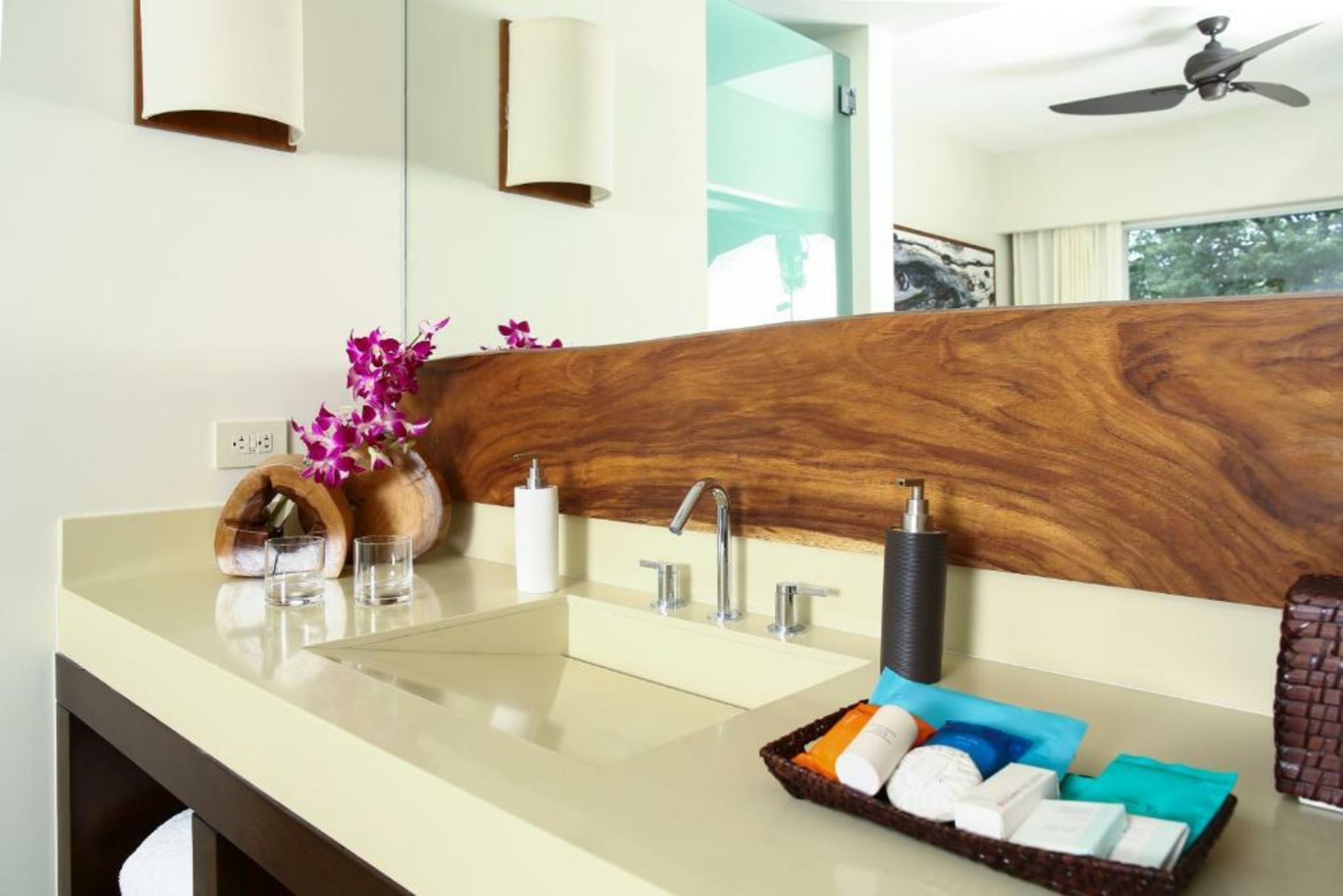 El Mangroove Papagayo, Autograph Collection