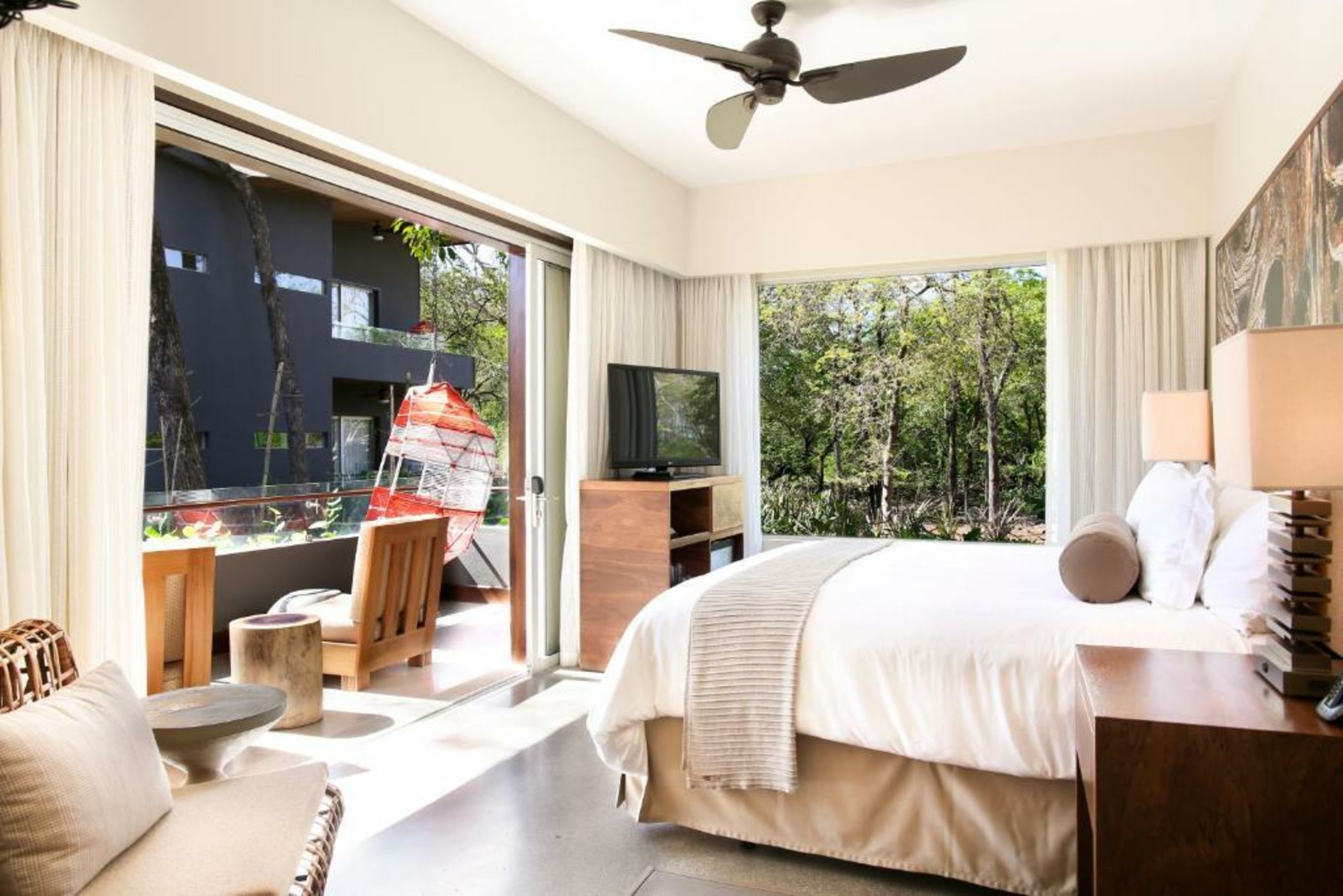 El Mangroove Papagayo, Autograph Collection