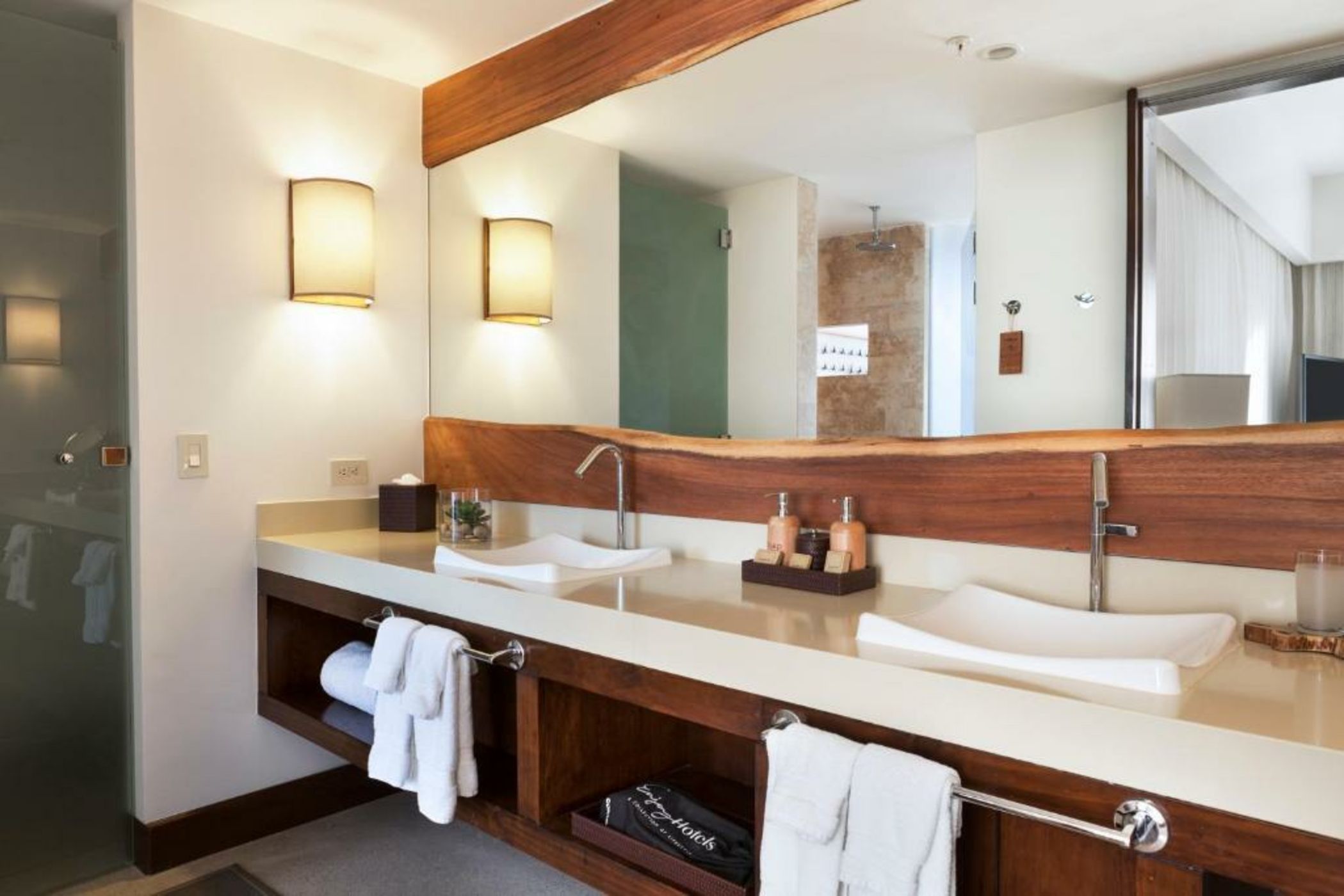 El Mangroove Papagayo, Autograph Collection