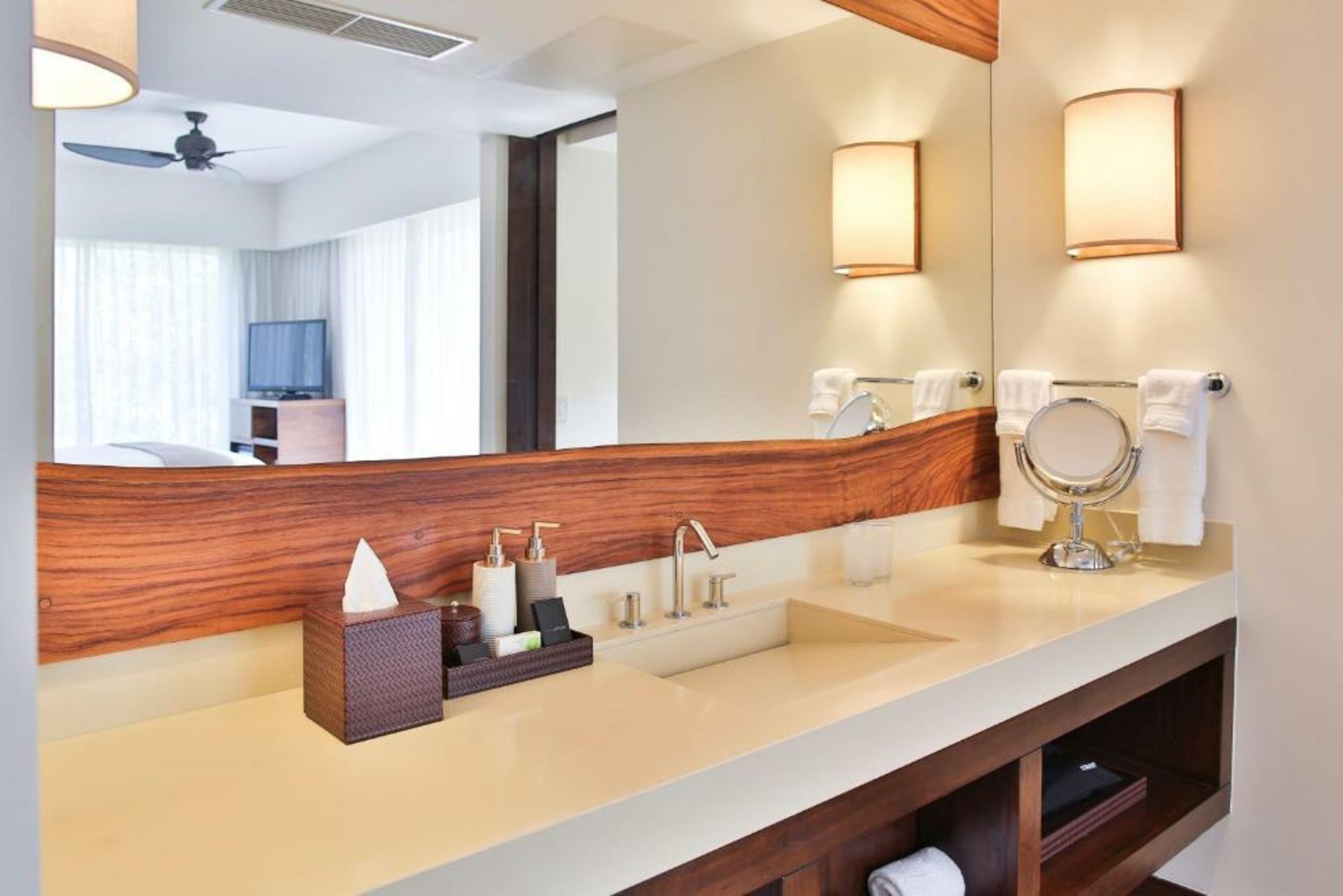 El Mangroove Papagayo, Autograph Collection