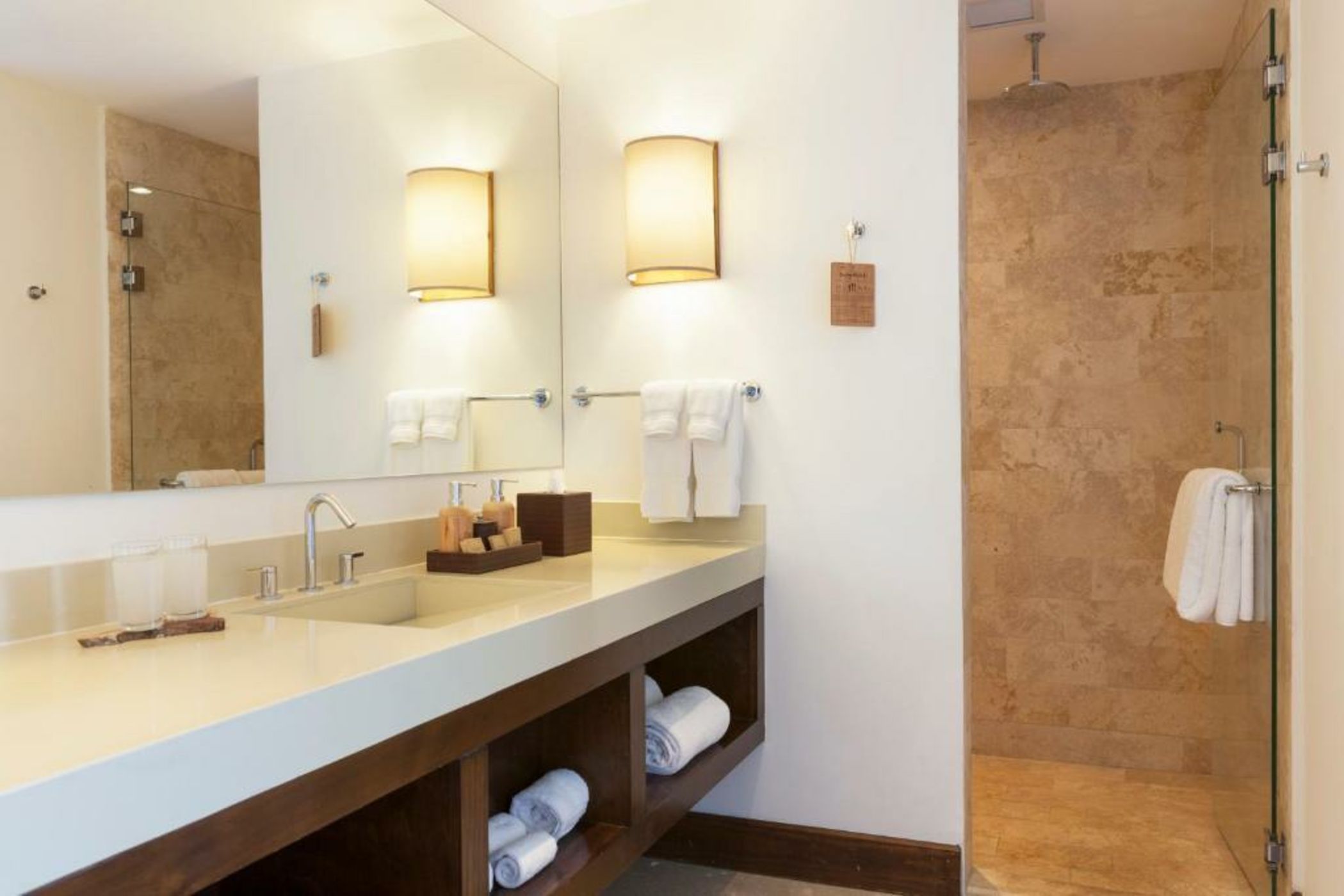 El Mangroove Papagayo, Autograph Collection