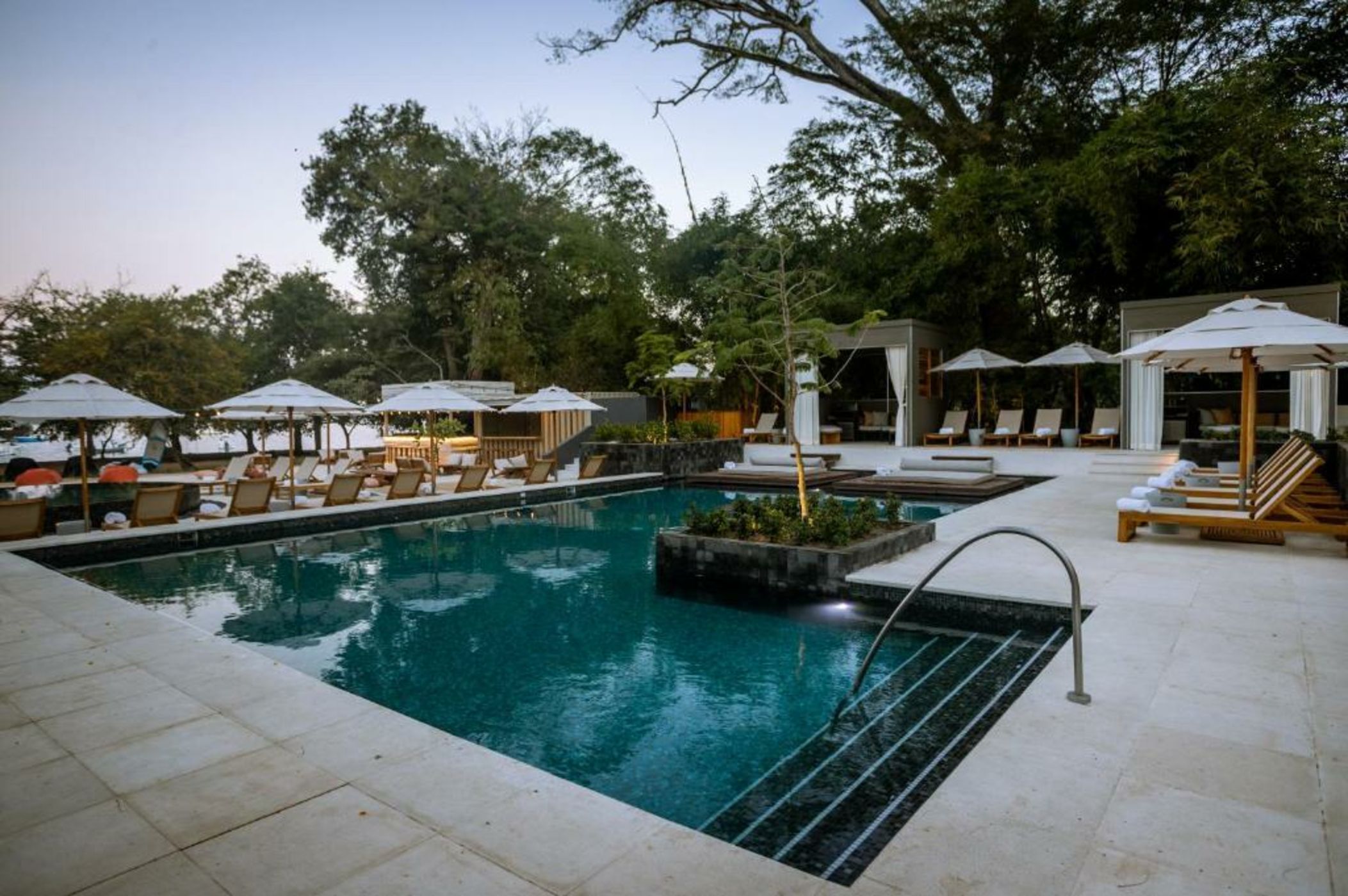 El Mangroove Papagayo, Autograph Collection