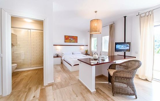 4reasons hotel + bistro | 12+