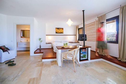 4reasons hotel + bistro | 12+