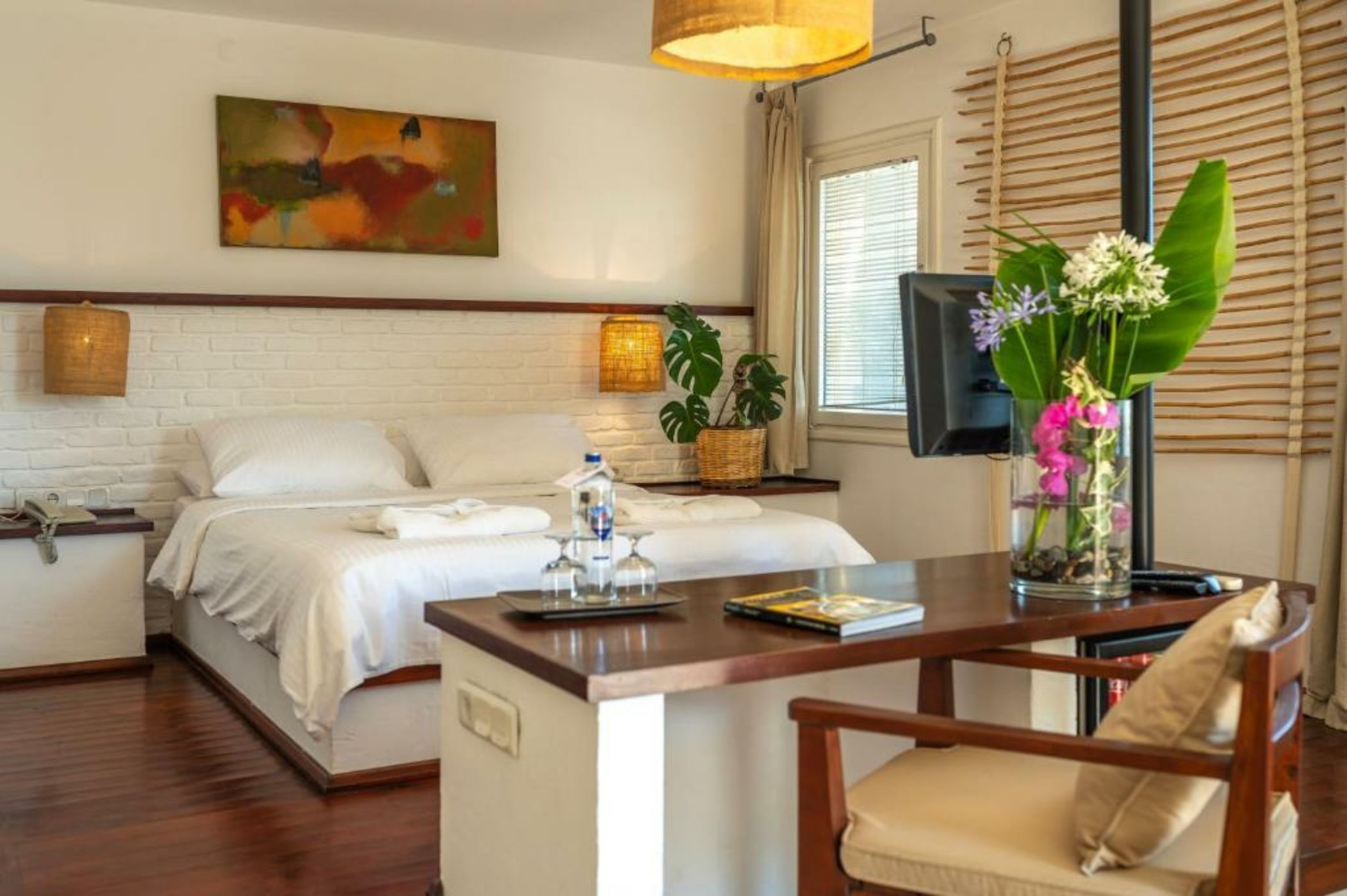 4reasons hotel + bistro | 12+