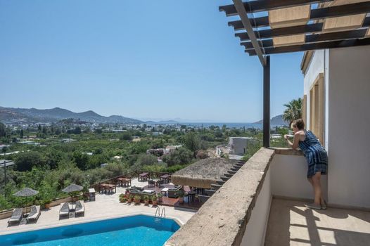 4reasons hotel + bistro | 12+