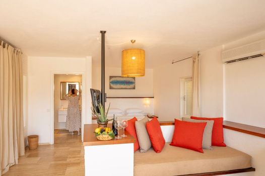 4reasons hotel + bistro | 12+