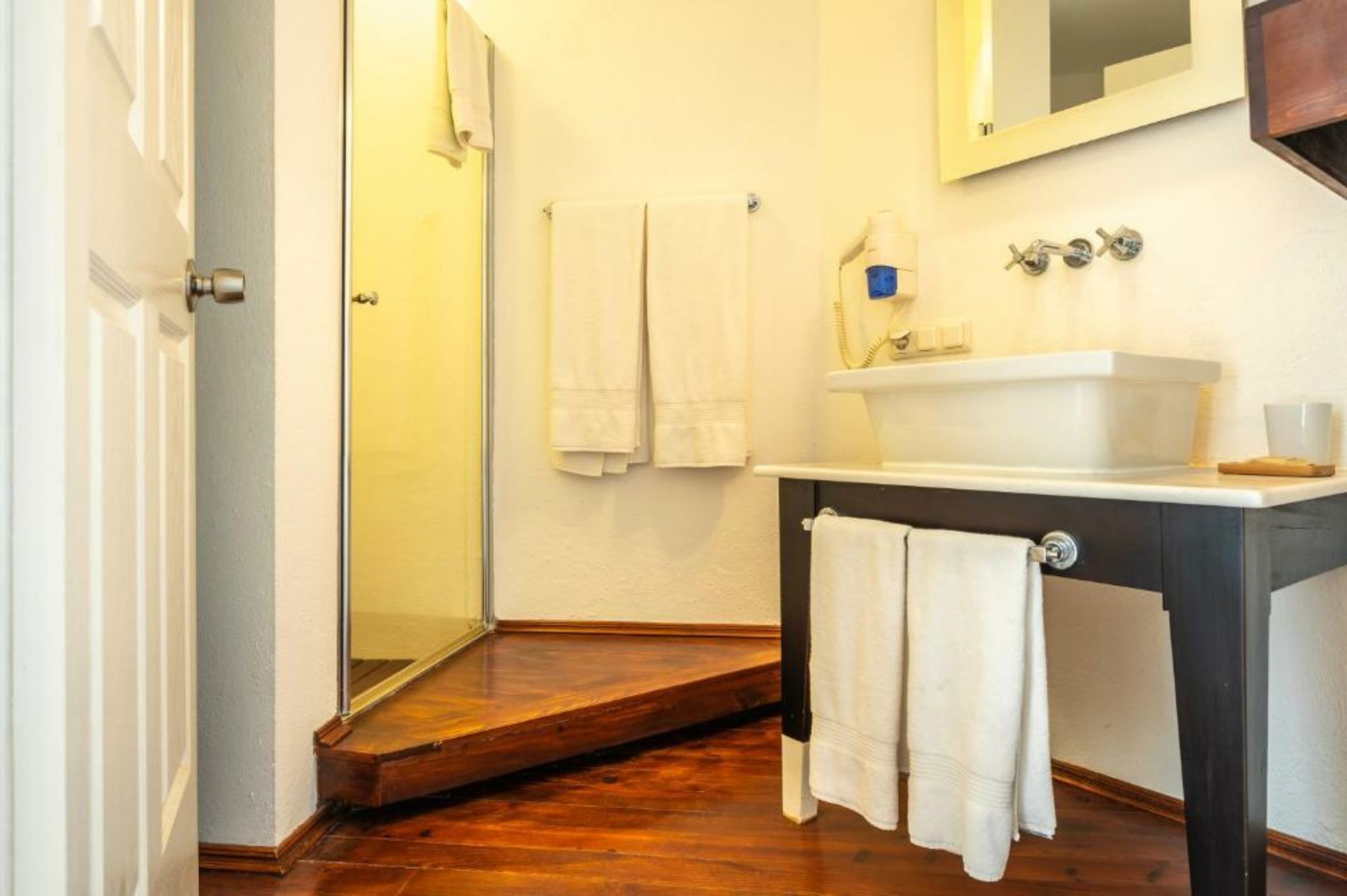 4reasons hotel + bistro | 12+