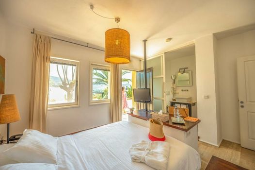 4reasons hotel + bistro | 12+