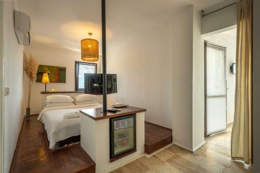 4reasons hotel + bistro | 12+