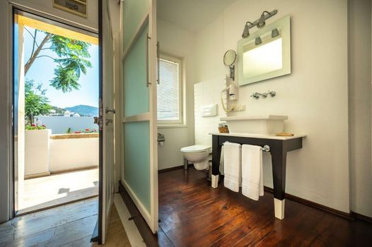 4reasons hotel + bistro | 12+