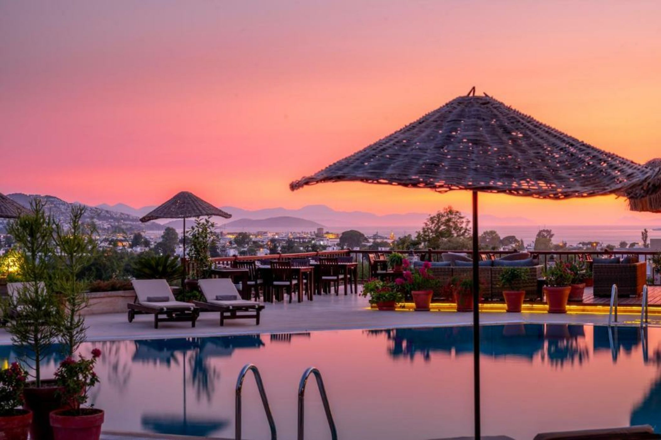 4reasons hotel + bistro | 12+