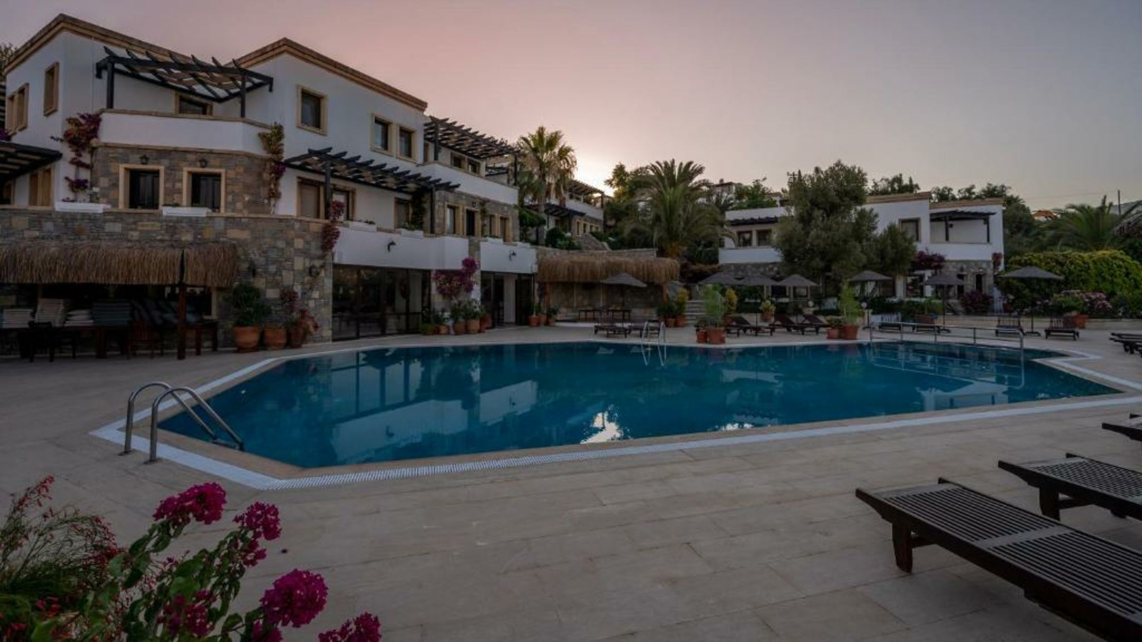 4reasons hotel + bistro | 12+