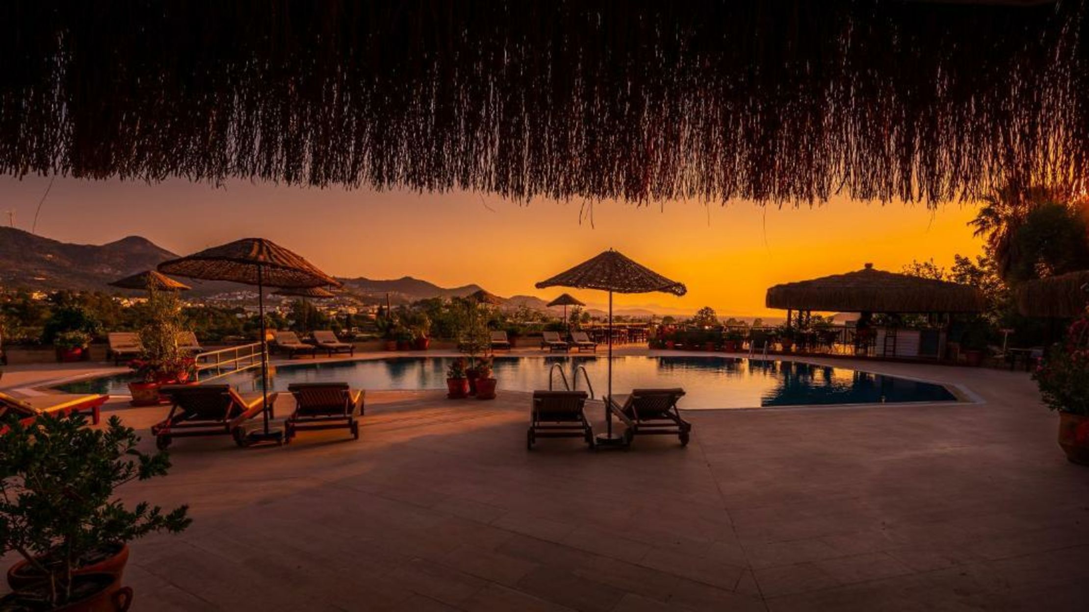 4reasons hotel + bistro | 12+