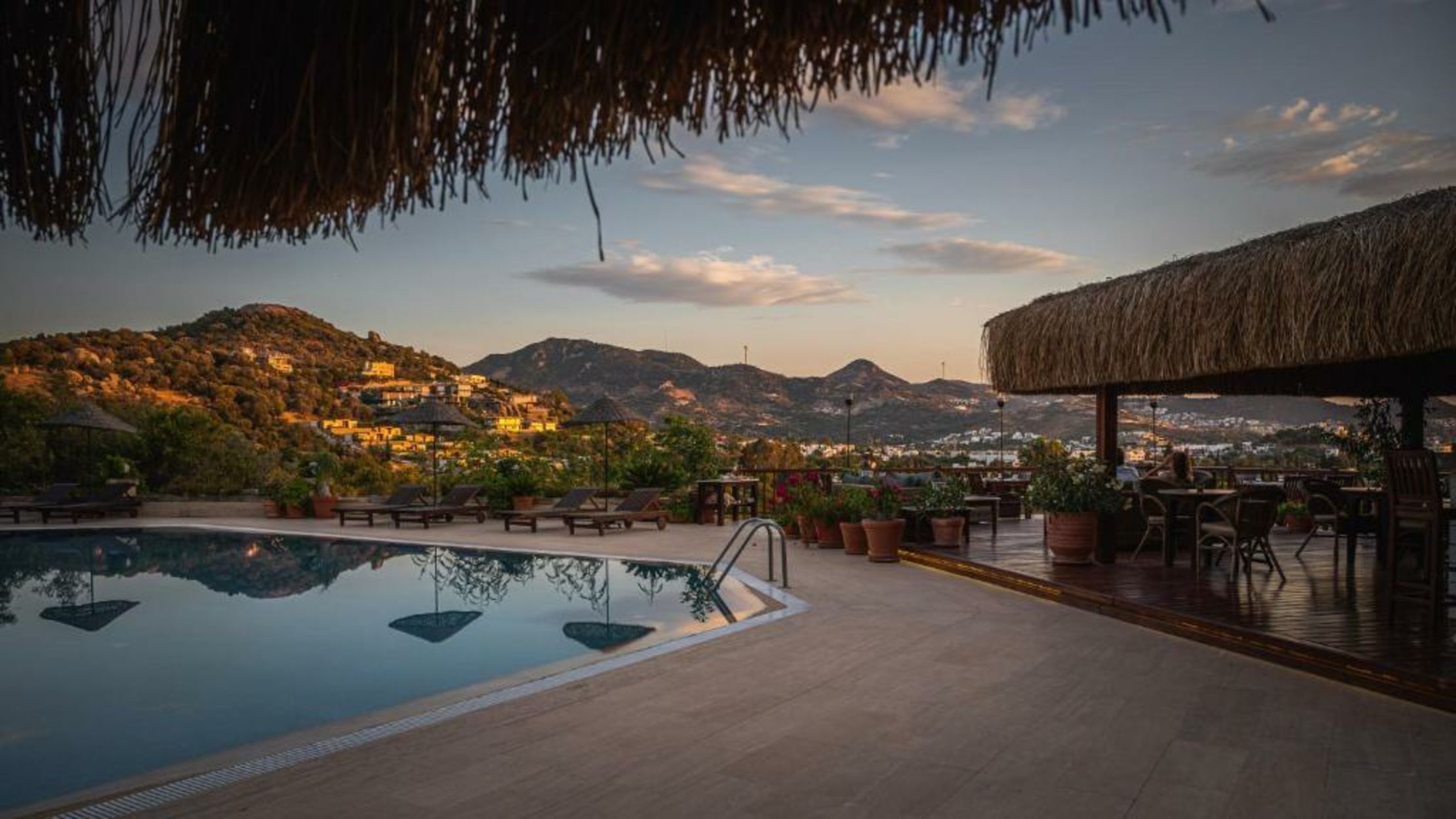 4reasons hotel + bistro | 12+