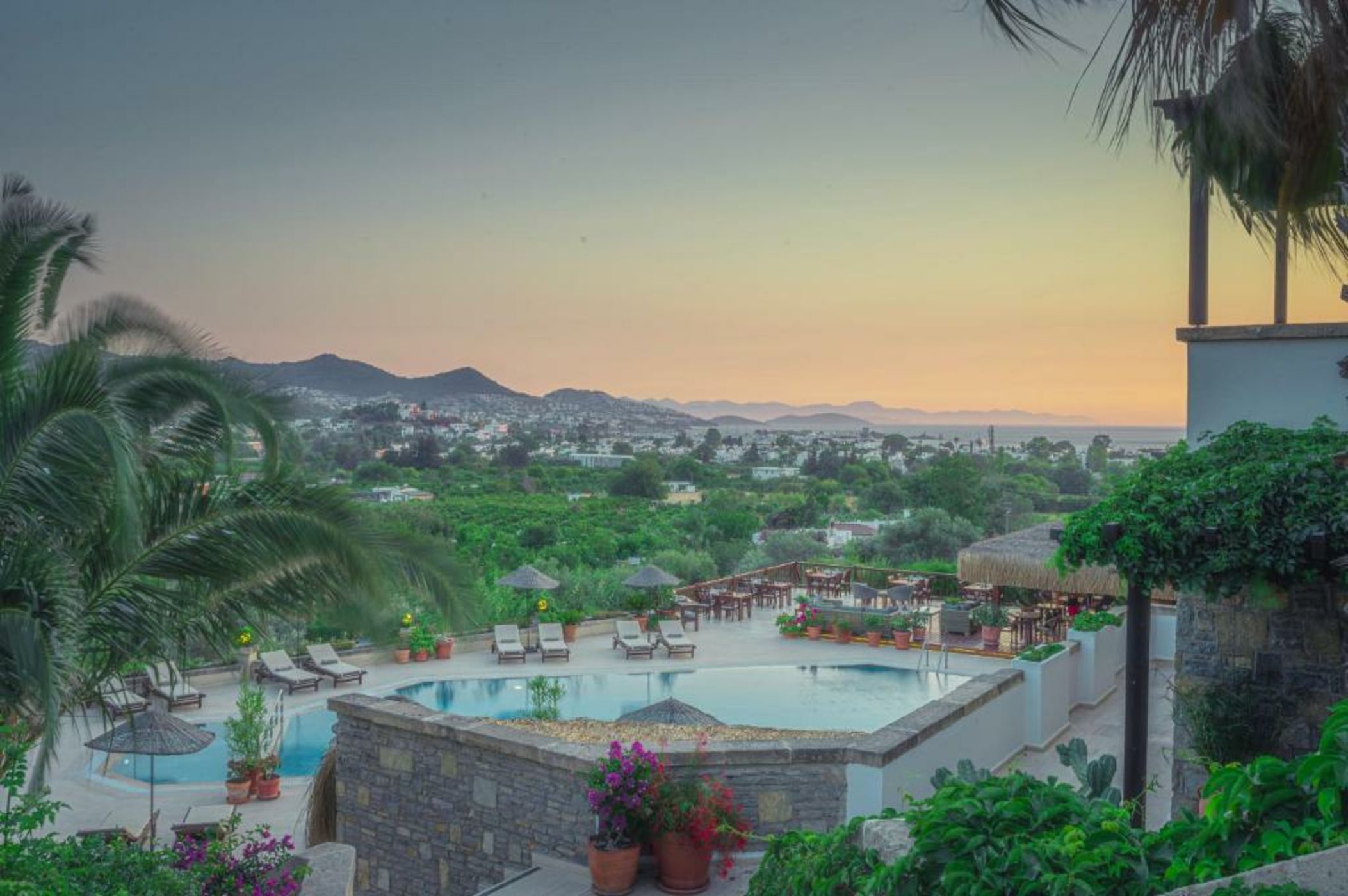 4reasons hotel + bistro | 12+