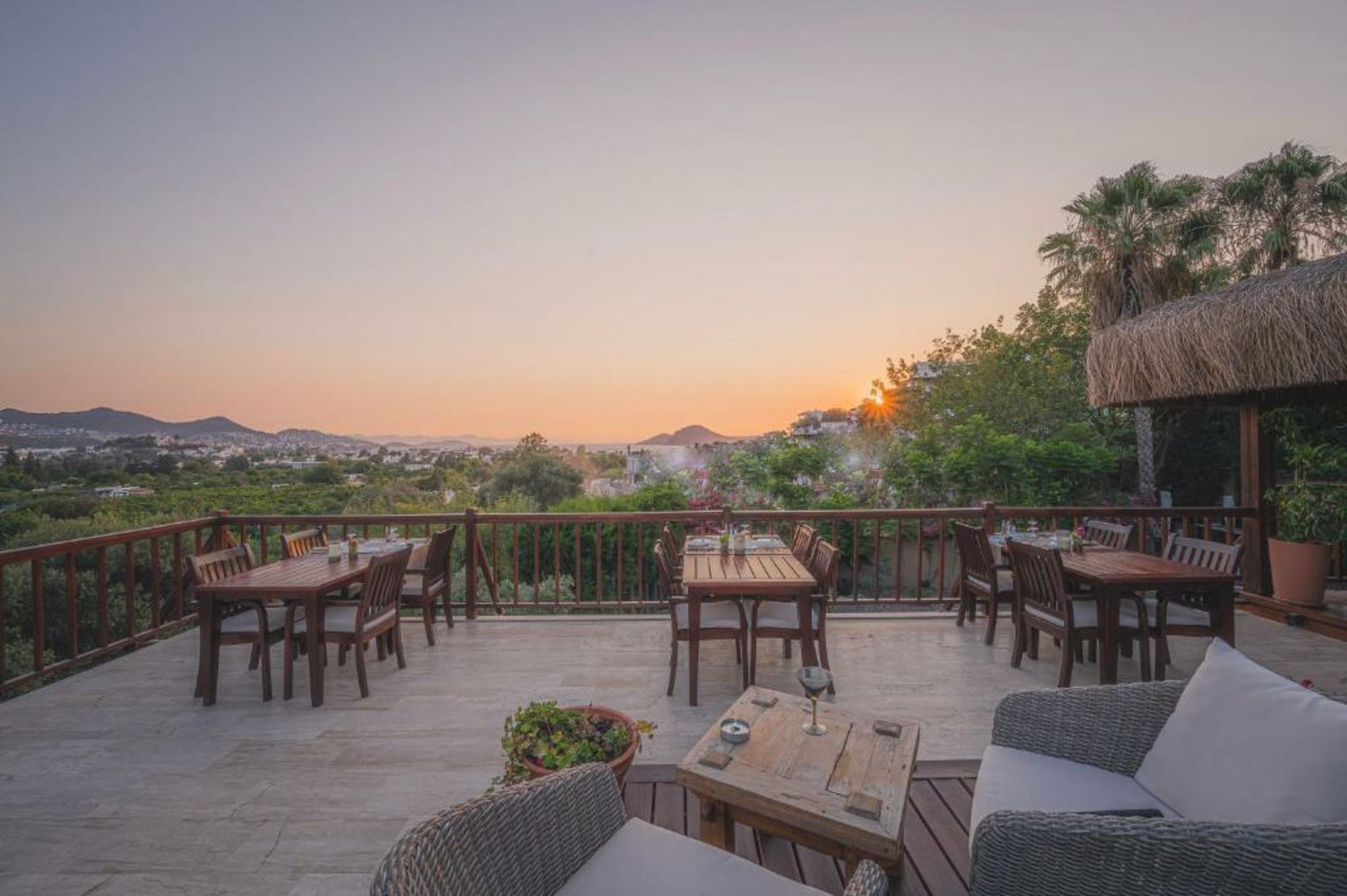 4reasons hotel + bistro | 12+