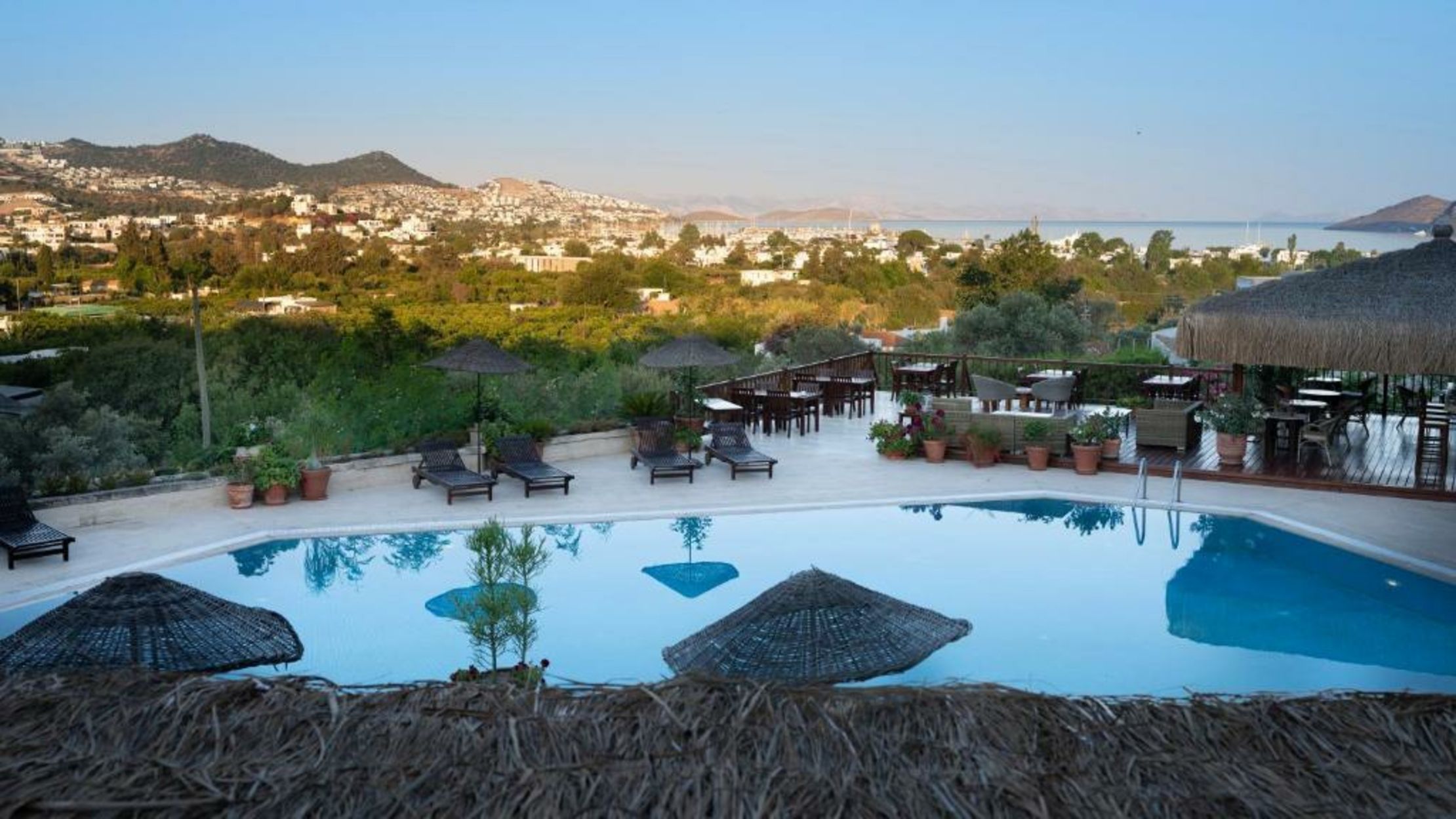 4reasons hotel + bistro | 12+