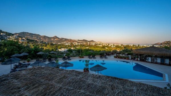 4reasons hotel + bistro | 12+