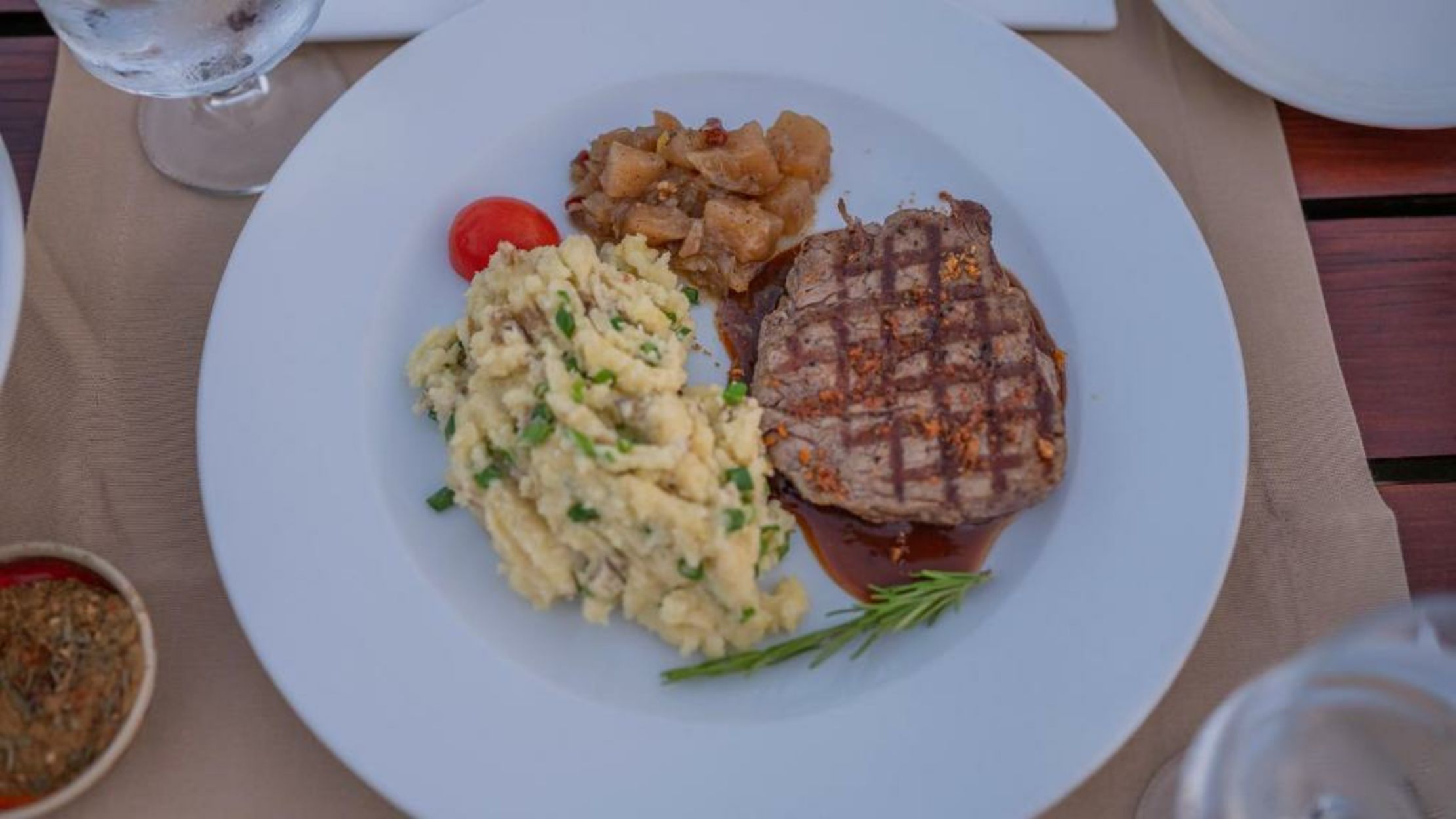 4reasons hotel + bistro | 12+