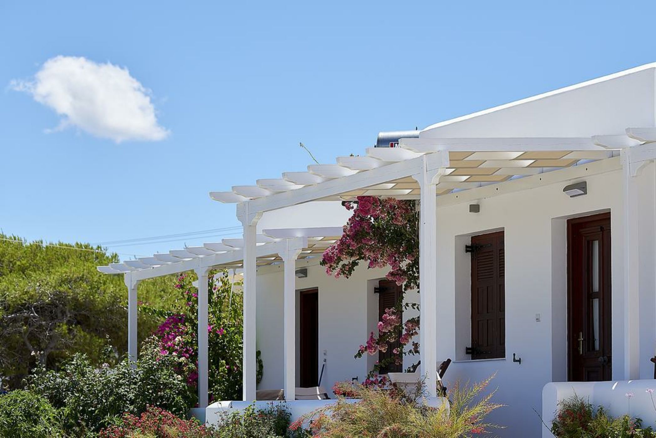 Mirabeli Apartments & Suites