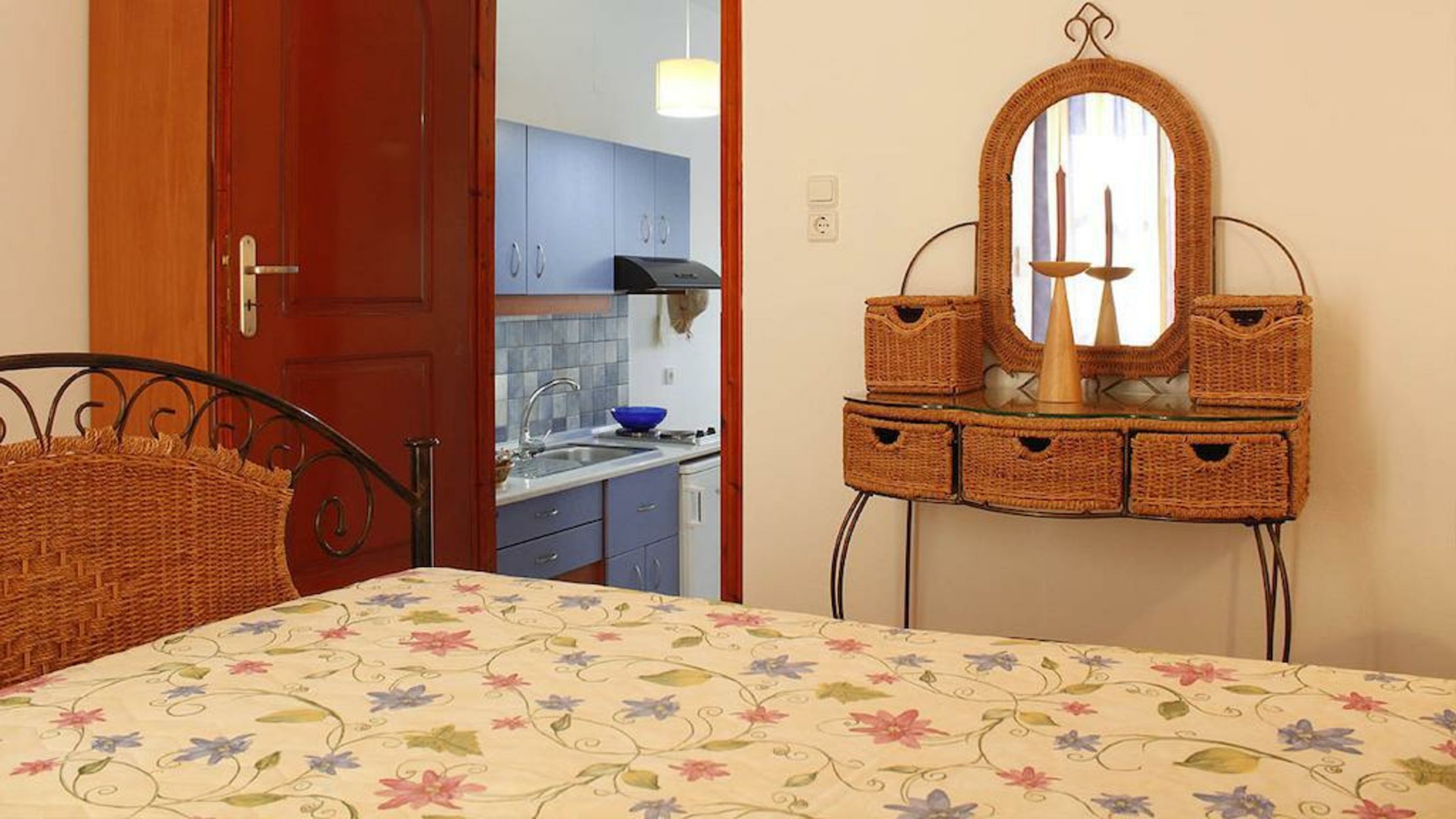 Mirabeli Apartments & Suites