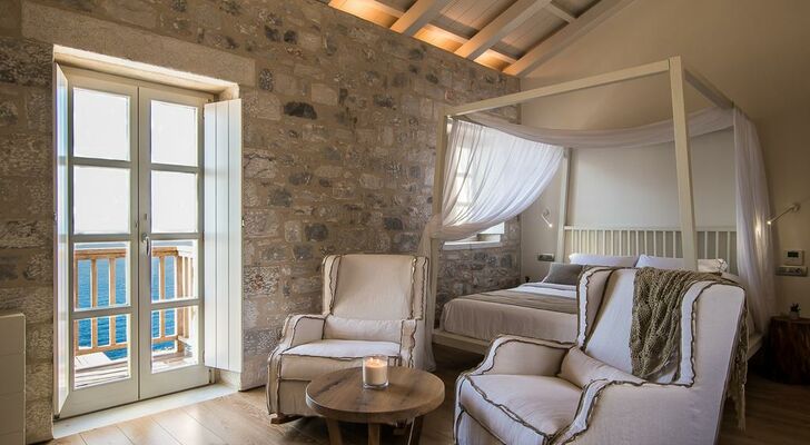 BASSA MAINA Villas & Suites
